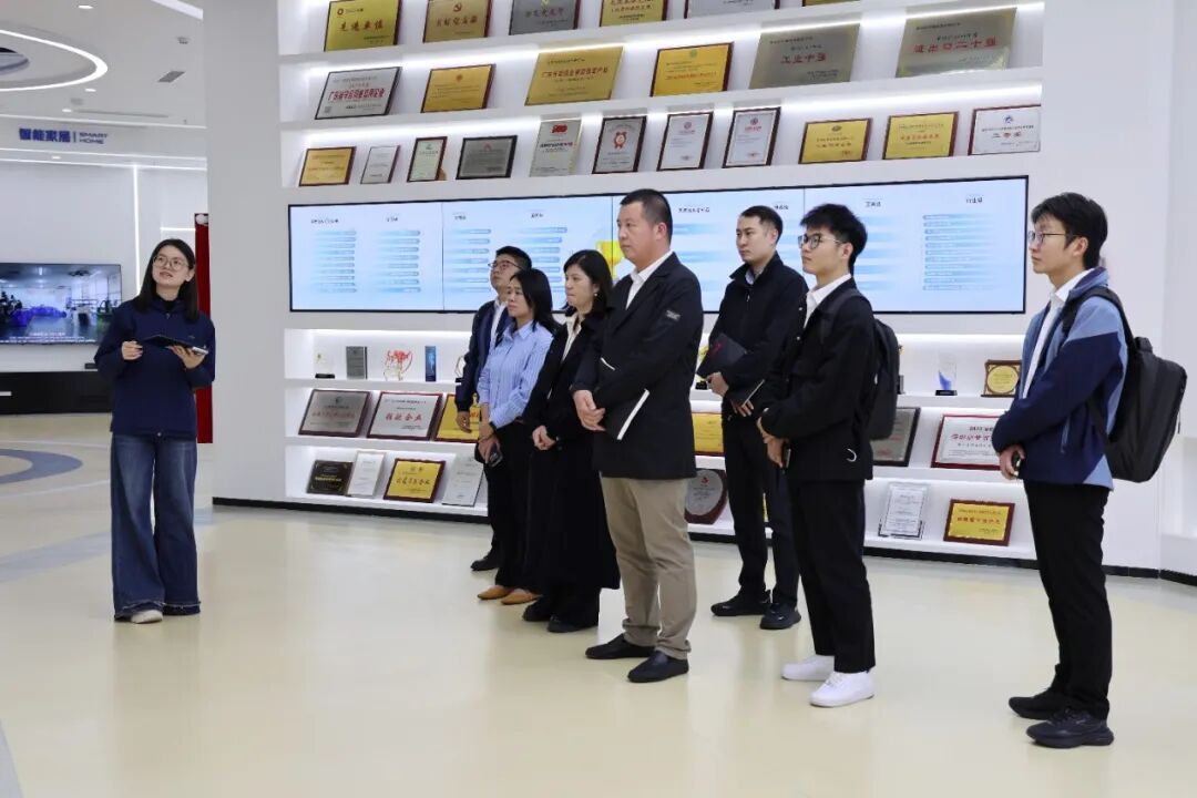 对标先进拓思路 交流互鉴促提升丨凯盛玻璃控股职能部门到深圳国显科技开展学习交流活动